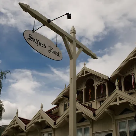 - Unike Hotel 3*