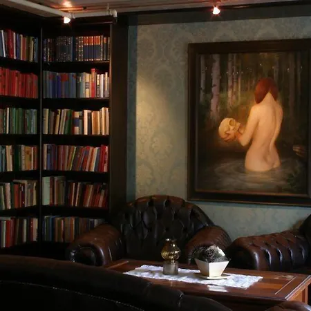 - Unike Hotel